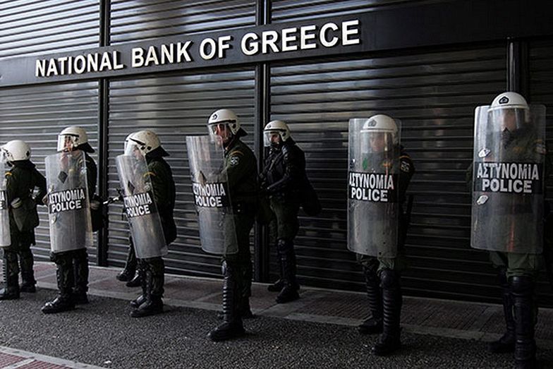 Zamieszki w Atenach. Demonstranci rzucają butelkami z benzyną