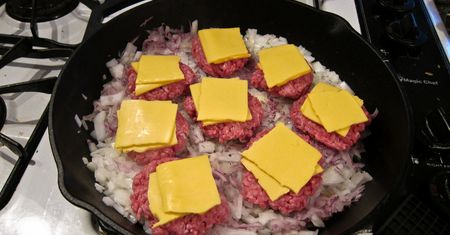 Burgery z mięsa mielonego z wołowiny (80% mięsa, 20% tłuszczu) opiekane na patelni