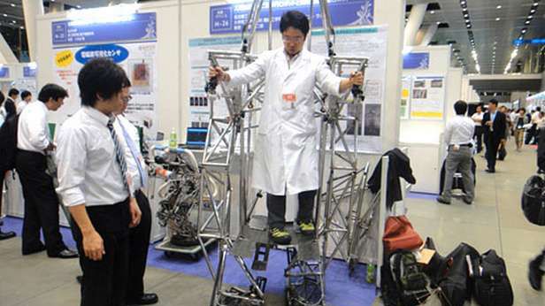 Japończycy skonstruowali egzoszkielet napędzany siłą mięśni 1