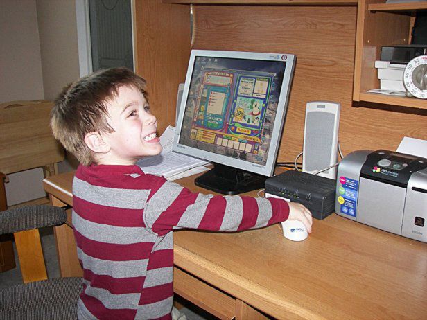 Komputer dla 3- czy 5-latka? Niektórzy nie mają wątpliwości... (fot. na lic. CC; Flickr.com/by ClaraDon)