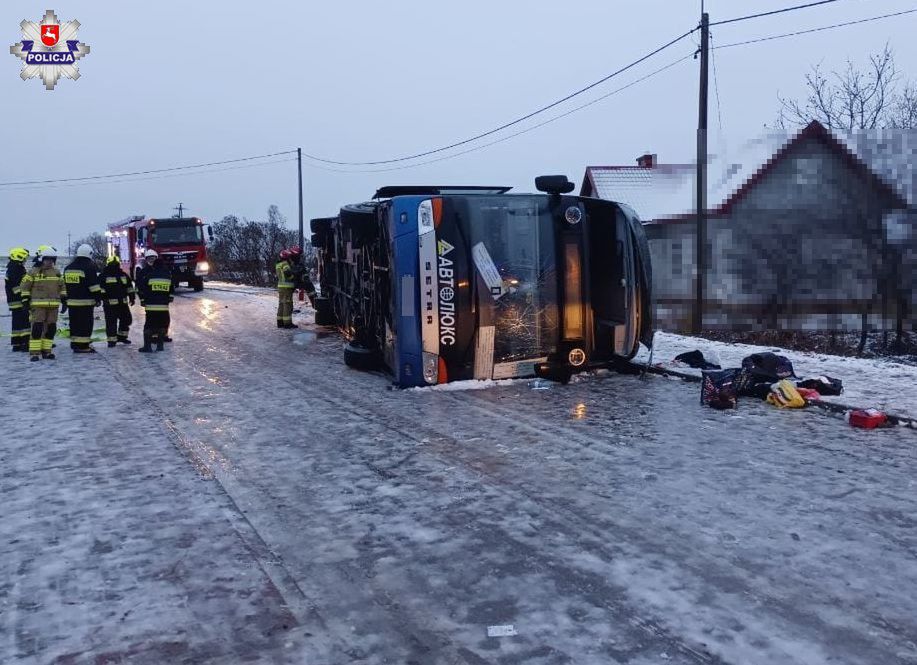 Groźny Wypadek Autobusu w Gołębiach. Autobus przewrócił się na bok,  20 rannych. Policja bada przyczyny wypadku.