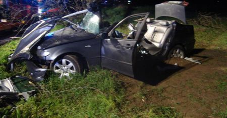 Tragiczny wypadek w Brzezinach. BMW rozbiło się na drzewie. Nie żyje 20-letnia pasażerka (zdjęcia)