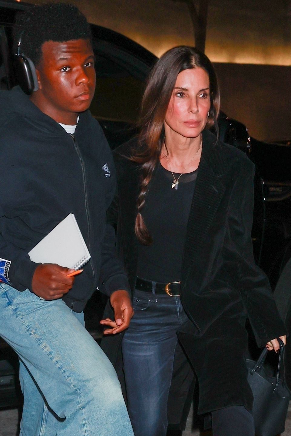 Sandra Bullock wraca z kolacji z synem