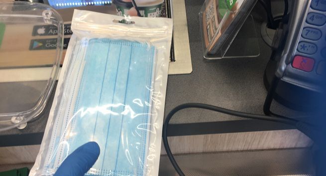 Żabka wprowadza do sprzedaży maseczki jednorazowe: 10 sztuk za 16,17 zł