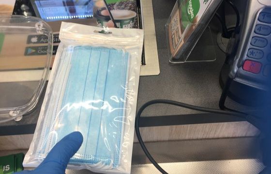 Żabka wprowadza do sprzedaży maseczki jednorazowe: 10 sztuk za 16,17 zł