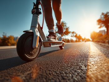Radom: Pijany jechał na hulajnodze elektrycznej. Uderzył w ambulans i trafił do szpitala. Miał we krwi około półtora promila
