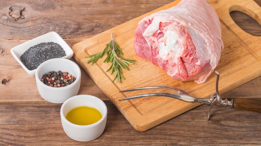 Surowy udziec z indyka ze skórą