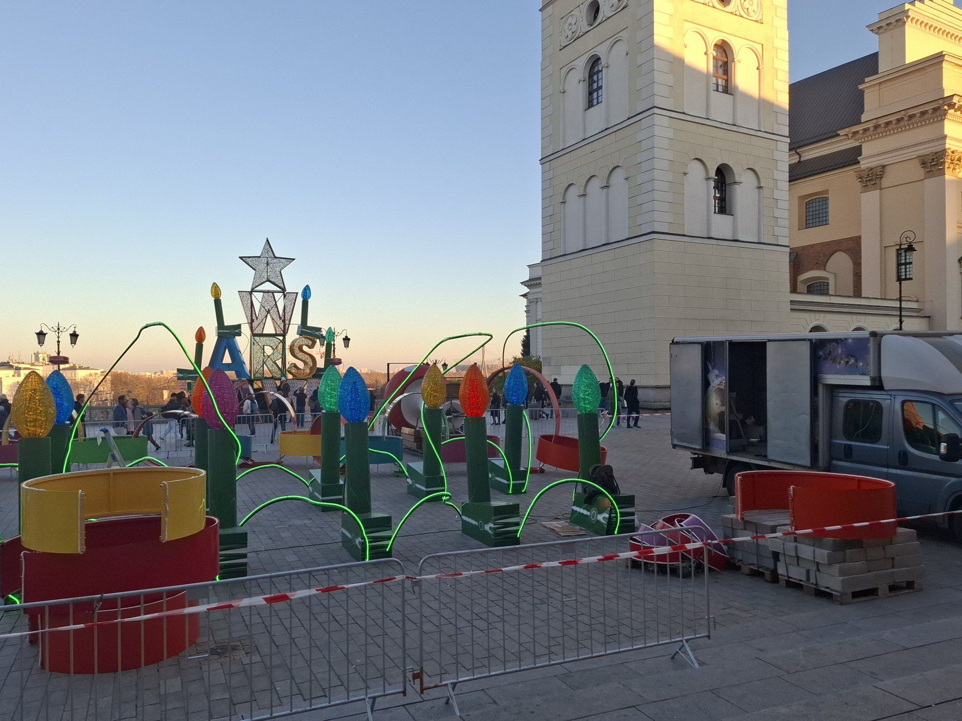 Montaż świątecznej iluminacji na Nowym Świecie w Warszawie