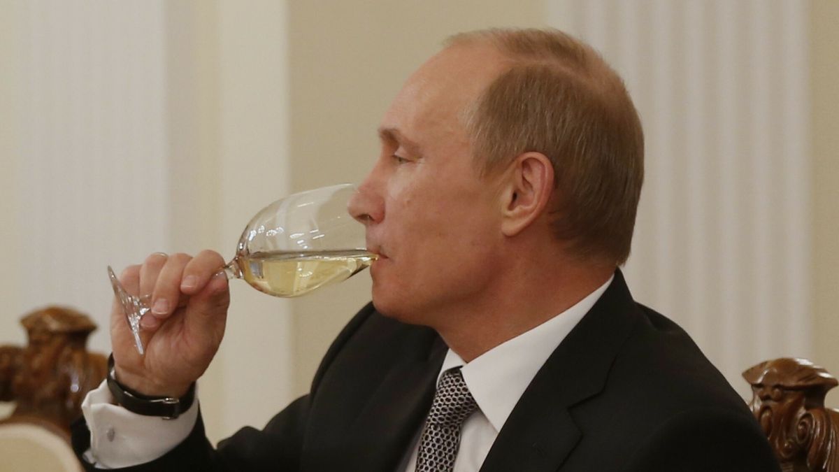 Putin z winem
Russian President Vladimir Putin drinks champagne as he meets with members of the so-called Valdai Club of foreign political scholars in his Novo-Ogaryovo residence, outside Moscow, Thursday, Oct. 25, 2012. (AP Photo/Sergey Ponomarev, Pool)
Sergey Ponomarev/AP POOL/XIAS112