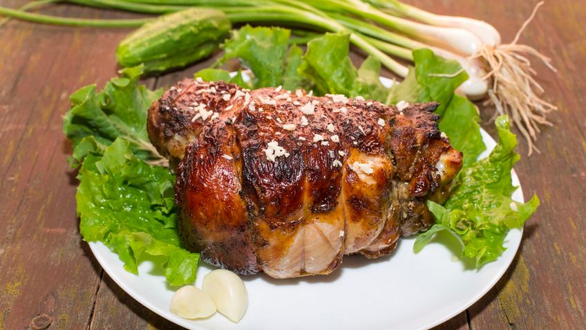 Pieczony udziec z indyka ze skórą