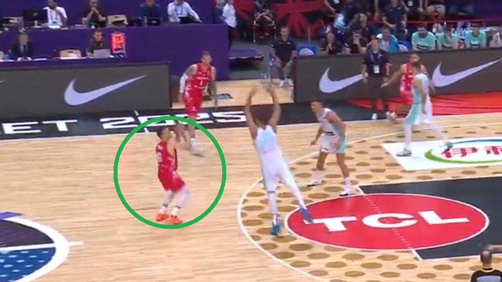 Twitter / FIBA EuroBasket / Andrzej Pluta ograł Lukę Doncicia jak dziecko