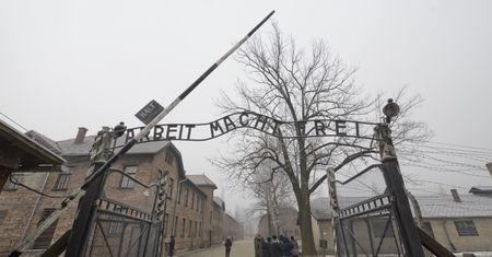 Auschwitz. Antysemickie napisy na ścianach baraków.
