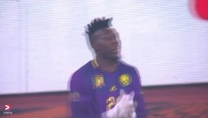 Bramkarz Kamerunu wrzucił sobie piłkę do bramki. Gol kuriozum!
