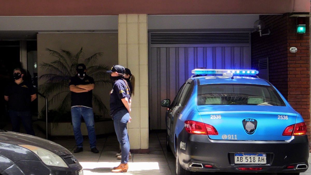 policja przed domem psychiatry Diego Maradony