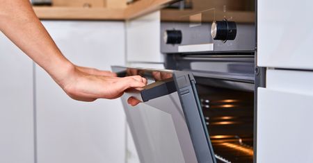 Wystarczą 2 zł i kilka minut. Z piekarnika zniknie nawet najgorsza spalenizna