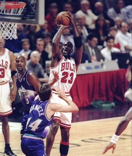 Michael Jordan w meczu przeciwko koszykarzom Utah Jazz, finałowym rywalom z 1998 roku (fot. Getty Images)