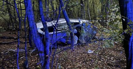 Groźne dachowanie w lesie. Z auta wypadły butelki