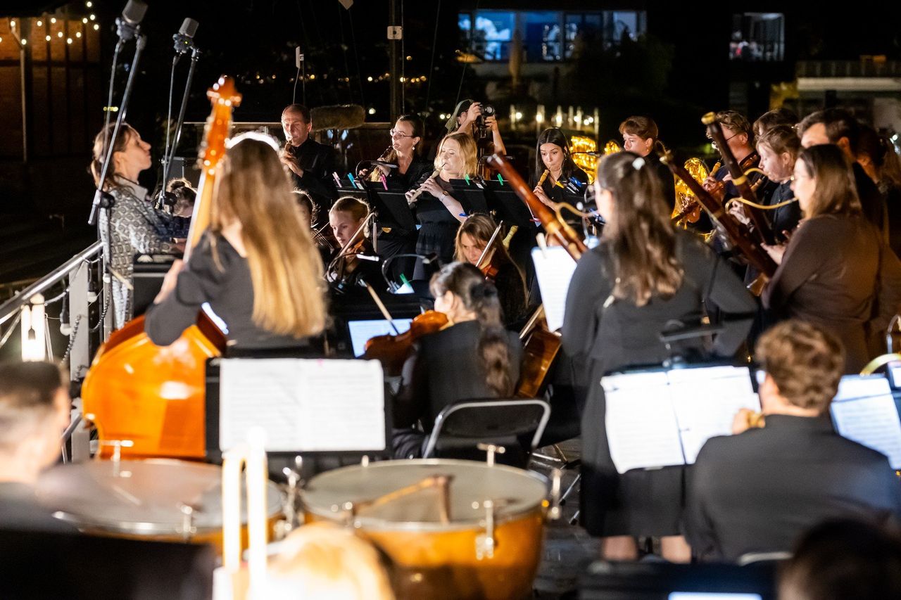 Bydgoszcz: Wyjątkowe koncerty muzyki dawnej nad wodą. 35-osobowa orkiestra zagrała z Barki Lemara