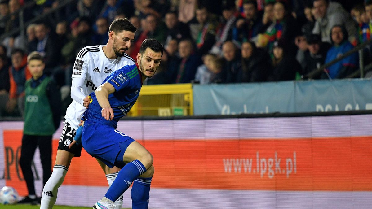 Victor Moya Martinez Chuka (con balón) y Filip Mladenovic durante el partido Mido Legnica - Legia Varsovia