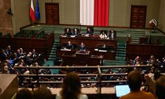 Remis w Sejmie w nowym sondażu. KO na czele, mocny skok PSL