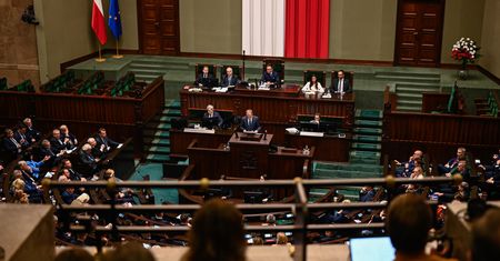 Remis w Sejmie w nowym sondażu. KO na czele, mocny skok PSL