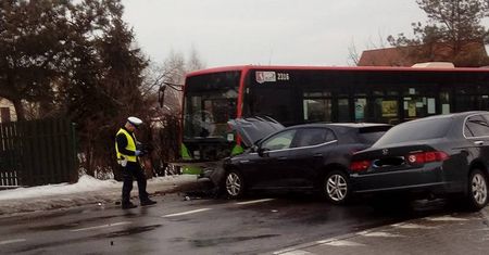 Lublin: Zderzenie dwóch osobówek i autobusu MPK Lublin. Utrudnienia w ruchu