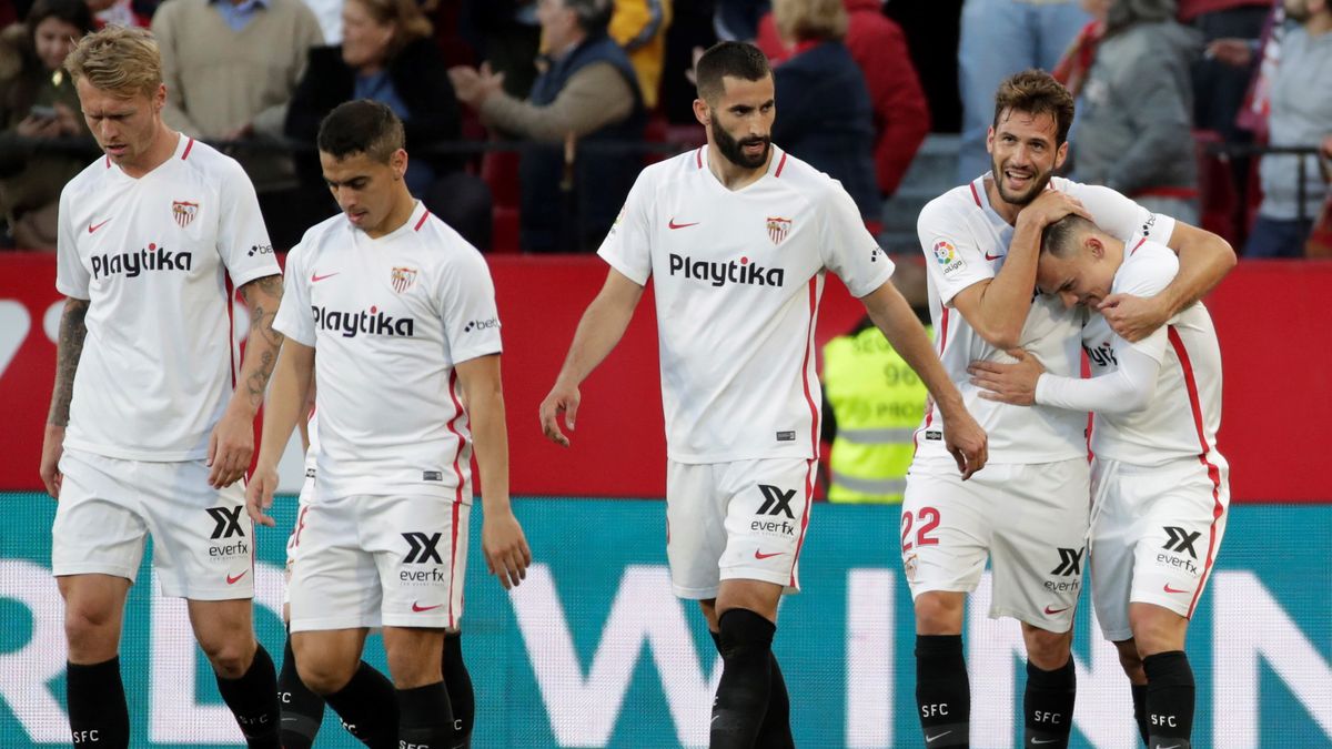 PAP/EPA / Julio Munoz / Na zdjęciu: piłkarze Sevilla FC