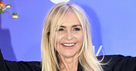 Monika Olejnik w złotej spódnicy rozsyła uśmiechy na ramówce TVN. Stylowa?(ZDJĘCIA)