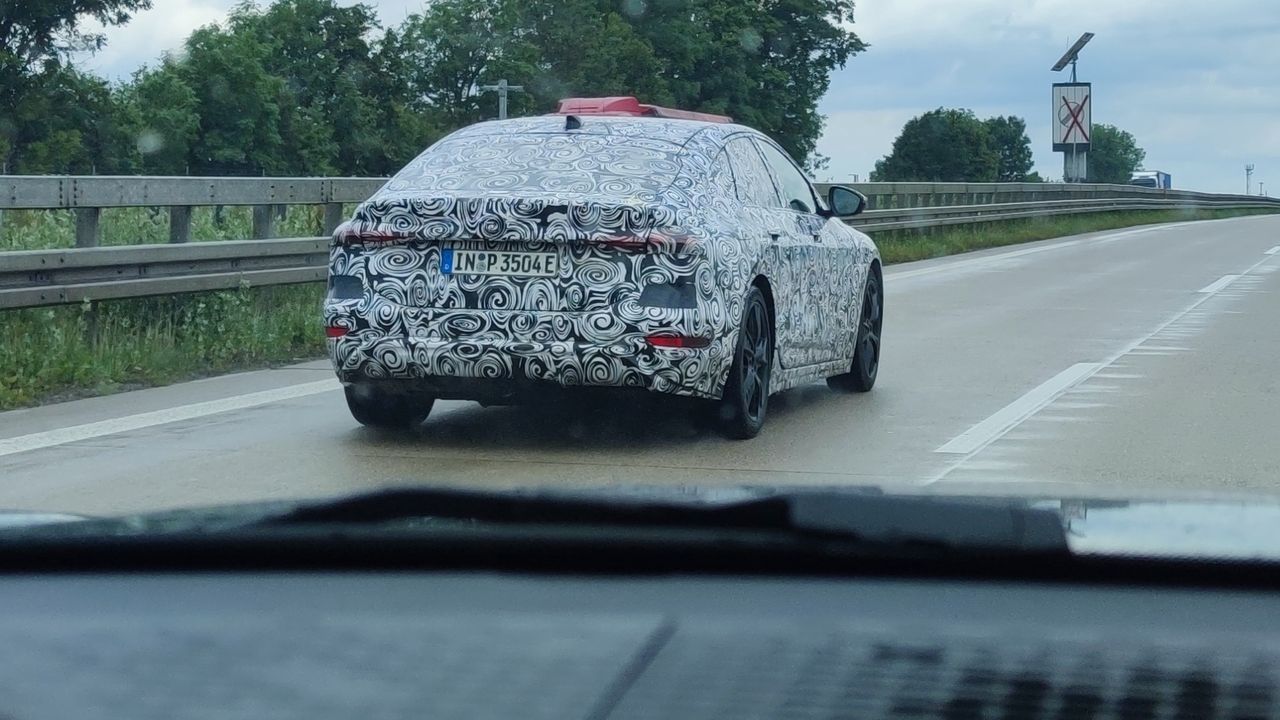 Zakamuflowane Audi na niemieckiej autostradzie