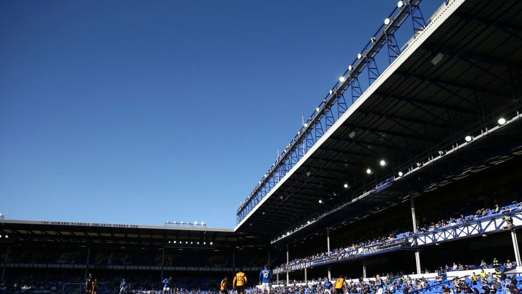 piłkarze i kibice na stadionie Evertonu
