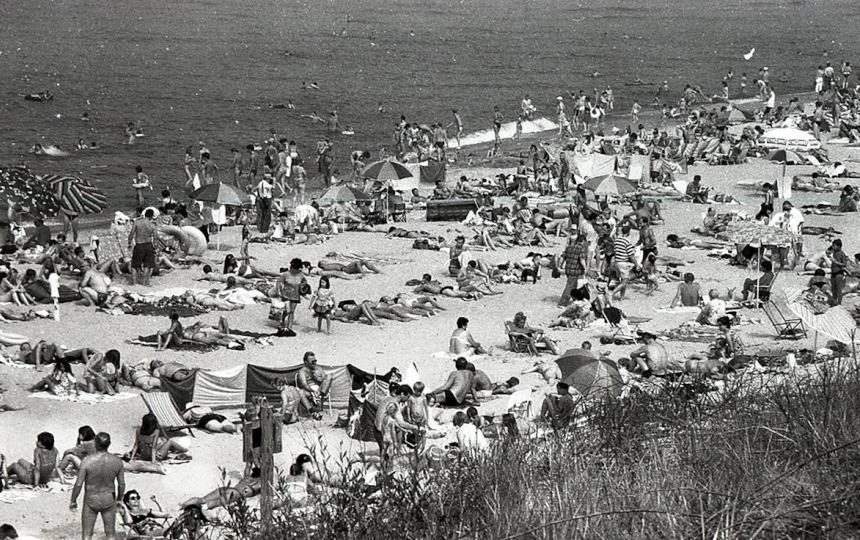 W latach 90. polskie plaże nie różniły się zbytnio od współczesnych – tłumy ludzi i parawany były wakacyjną codziennością