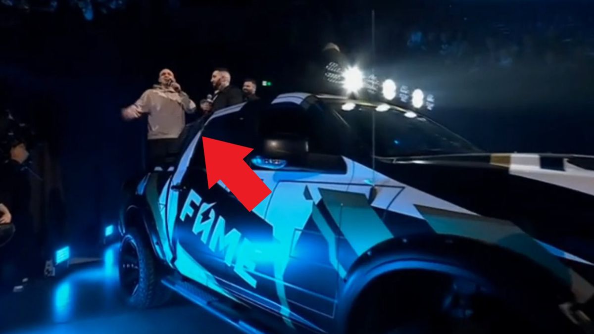 Twitter / Robert Pasut z dodatkową nagrodą na Fame MMA 13