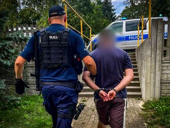 Siemiatycze: 43-latek dźgnął ojca nożem. Potem wezwał pomoc