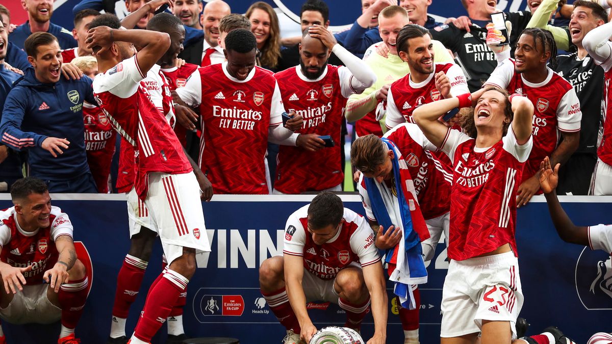 PAP/EPA / EPA/Cath Ivill / Podczas świętowania po zwycięstwie w finale Pucharu Anglii, Pierre-Emerick Aubameyang upuścił trofeum.