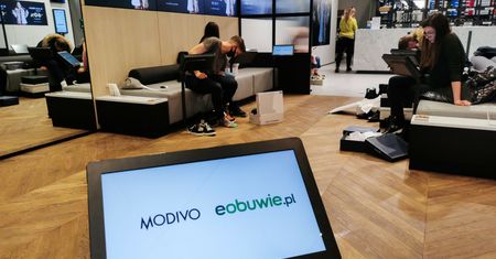 Czerwony wtorek na GPW. Akcje Modivo tracą ponad 5 proc., banki ciągną indeks w dół