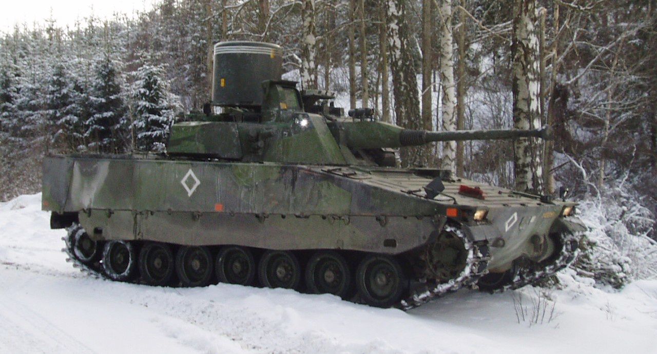 CV9040 w wariancie przeciw­lot­ni­czym (Luftvärns­kanonvagn).