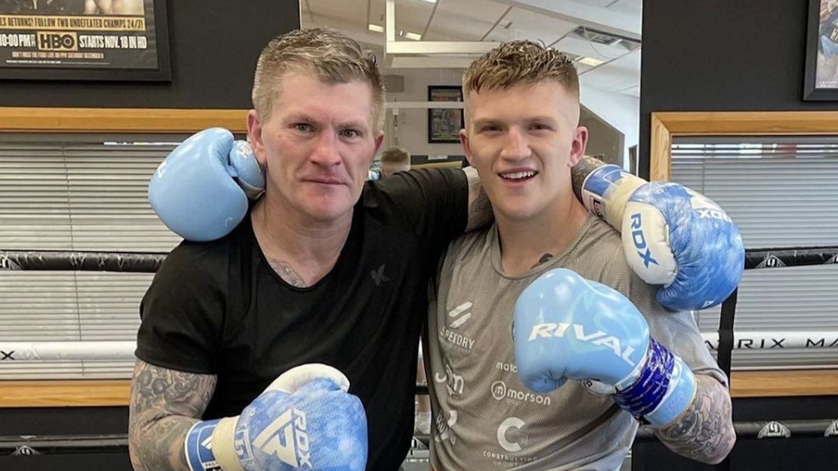 Ricky Hatton (z lewej) przeszedł operację