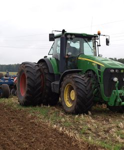 Łódzkie. Mężczyzna przygnieciony przez ciągnik