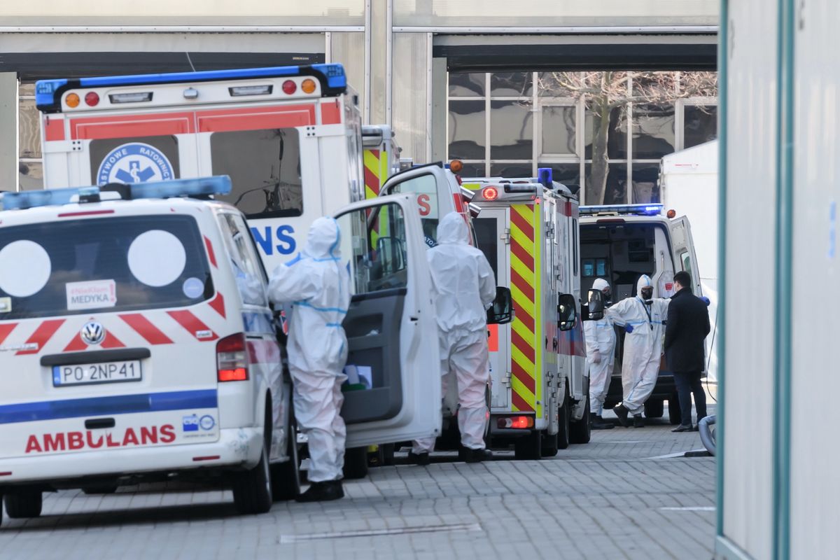 Koronawirus. Poznań: ewakuacja pacjentów ze szpitala tymczasowego na MTP