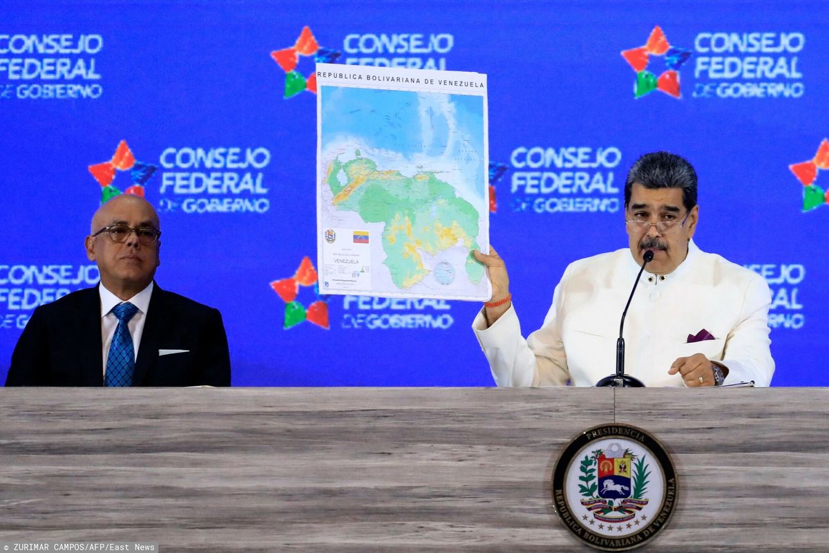 Prezydent Nicolas Maduro z "nową mapą Wenezueli"