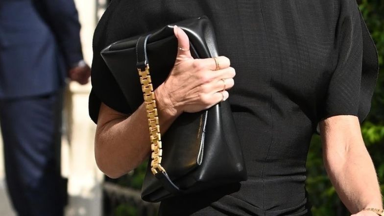 Victoria Beckham opuszcza hotel przed debiutem na paryskim Fashion Weeku