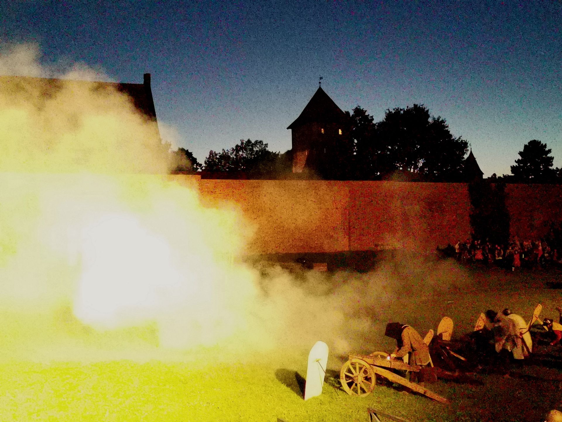 Elementy inscenizacji z wykorzystaniem ognia robią ogromne wrażenie