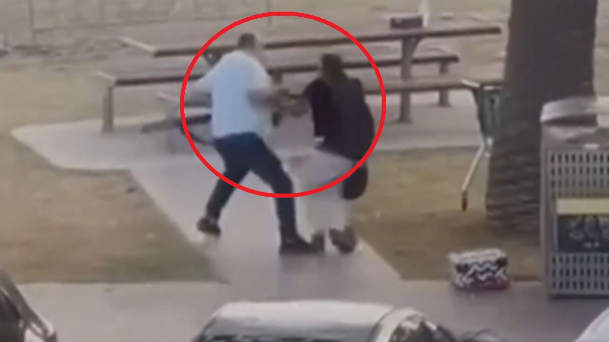 Ahmed al Ahmed odebrał broń terroryście.