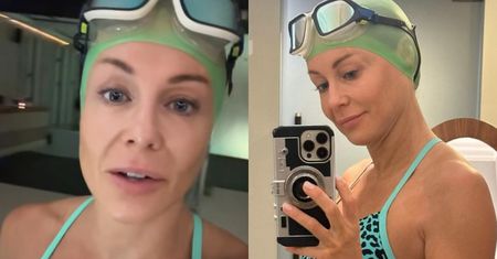 Małgorzata Rozenek pozuje w samym ręczniku po przepłynięciu 2 kilometrów i pokazuje SINIAKI. "Zobaczcie na moją buzię"