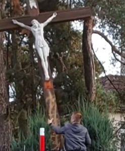 Ściął krzyż, a w sieci zamieścił wideo.  Usłyszał dwa zarzuty