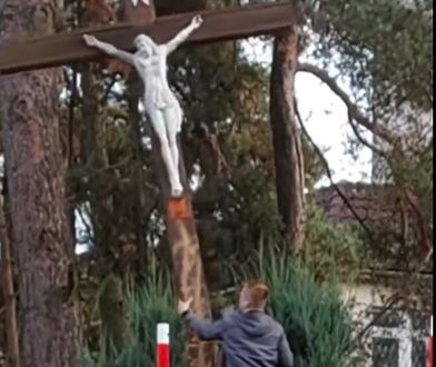 Ściął krzyż, a w sieci zamieścił wideo.  Usłyszał dwa zarzuty