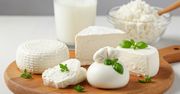 Dietetyczka porównała serek wiejski i twaróg. Który produkt jest zdrowszy?