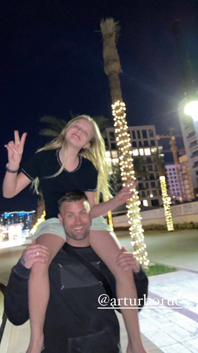 Sara Boruc i Artur Boruc z Noah i córkami na wakacjach w Dubaju