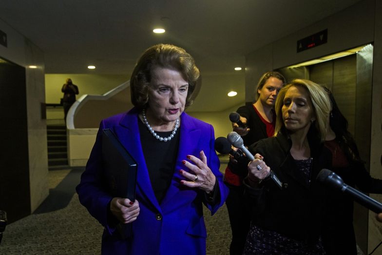 Dianne Feinstein idzie przemówić w Senacie w sprawie raportu.