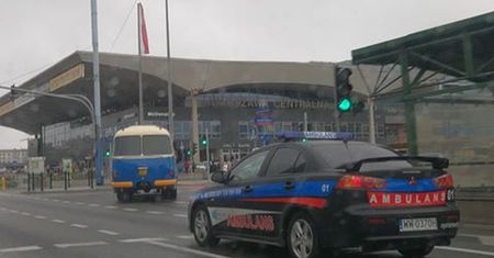 Zdjęcie z ambulansem wywołało dyskusję w sieci. Wyjaśniamy, dlaczego